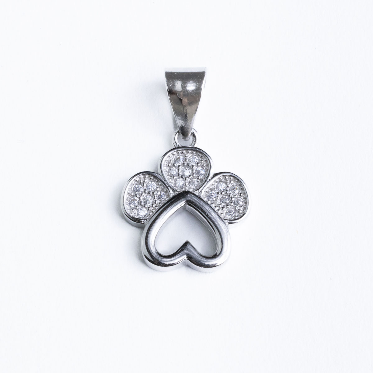 Srebrni privjesak “Sjajna šapica” Srebrni privjesak “Sjajna šapica”