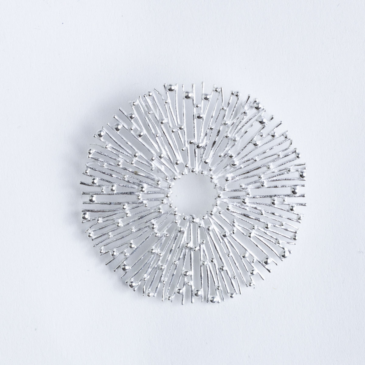 Srebrni privjesak “Krug u krugu kuglica” Srebrni privjesak “Krug u krugu kuglica”