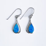 Srebrne naušnice “Viseće kapljice s opalom”