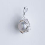 Srebrni privjesak „ Biser lak kao pero”