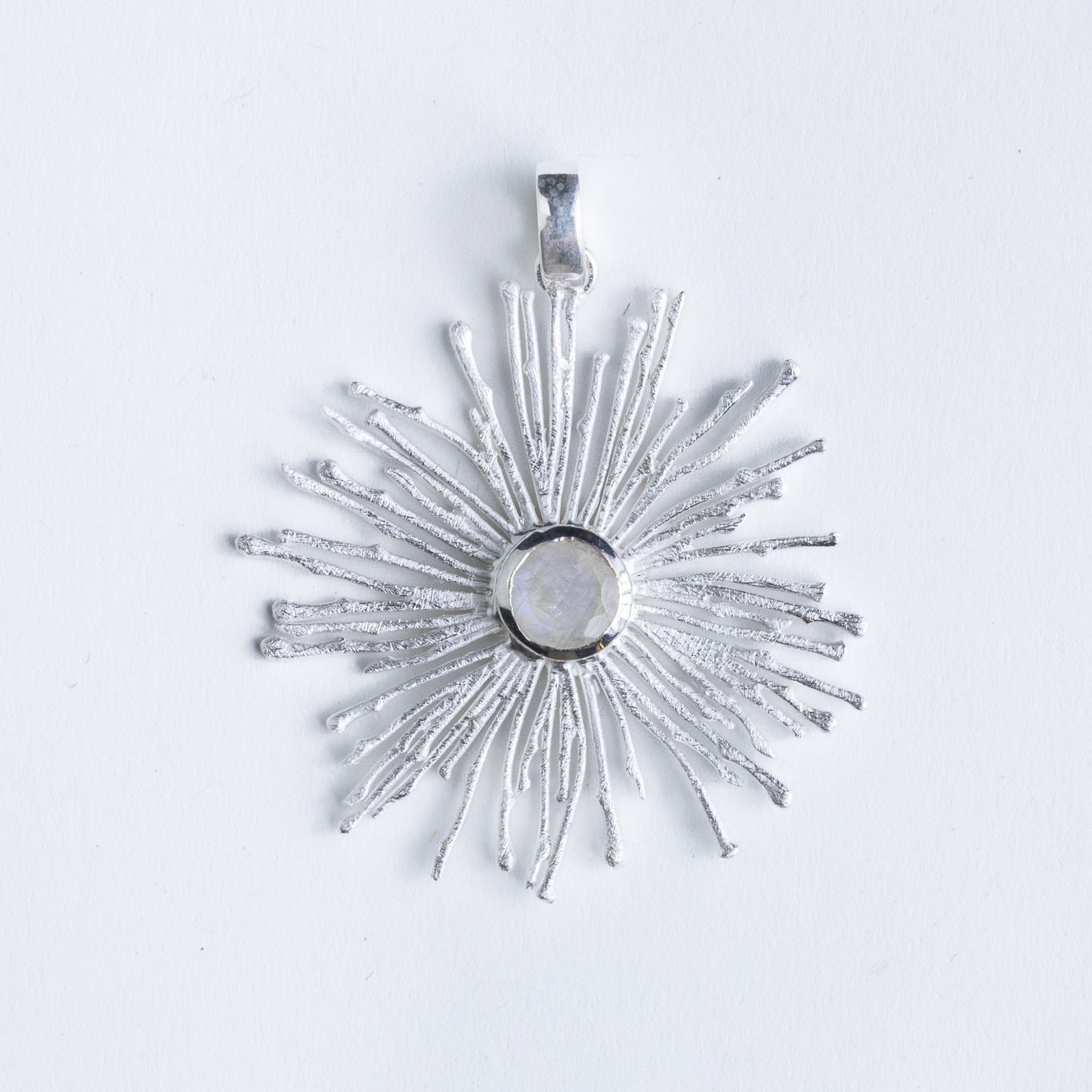 Srebrni privjesak “Sunce mjesečev kamen” Srebrni privjesak “Sunce mjesečev kamen”