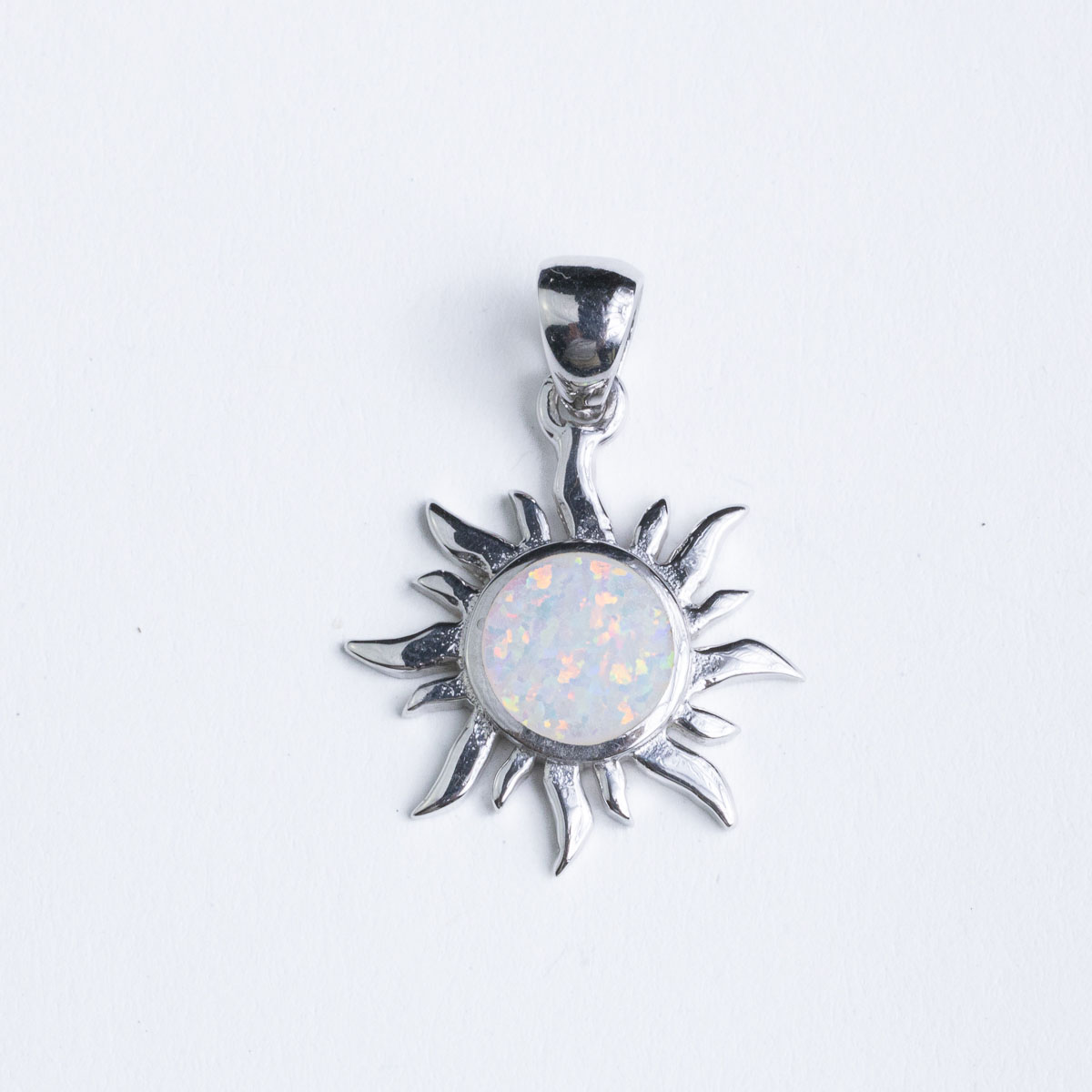 Srebrni privjesak “Sunce sa svijetlim opalom” Srebrni privjesak “Sunce sa svijetlim opalom”