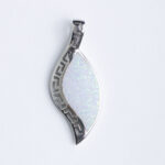 Srebrni privjesak “Meander list svijetli opal”